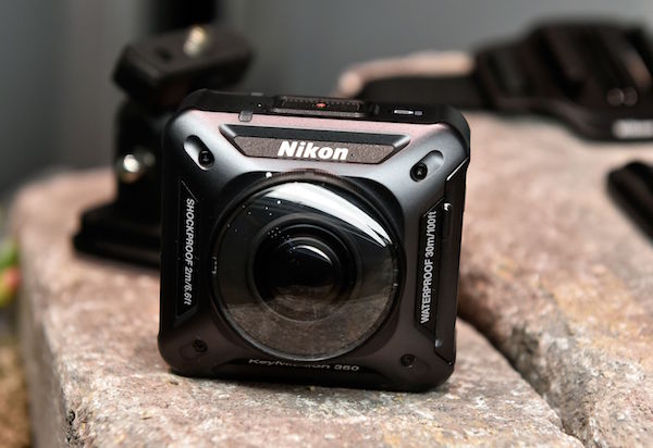 目前相機大廠紛紛推出可拍攝 360 影片的產品，圖為 Nikon 在 CES 推出的 KeyMission 360（圖片來源／法新）