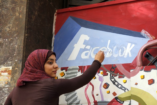 青年世代會透過 Facebook 互動來擬定理財計畫(圖/美聯社)