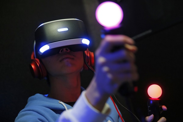 VR 虛擬實境裝置是科技廠商下一個重要競爭市場(圖/美聯社)