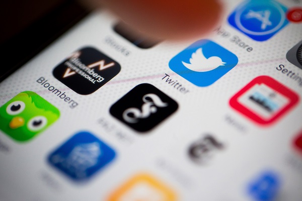 許多 App 的設計,其實都意圖讓用戶產生習慣、進一步上癮(圖/彭博社)