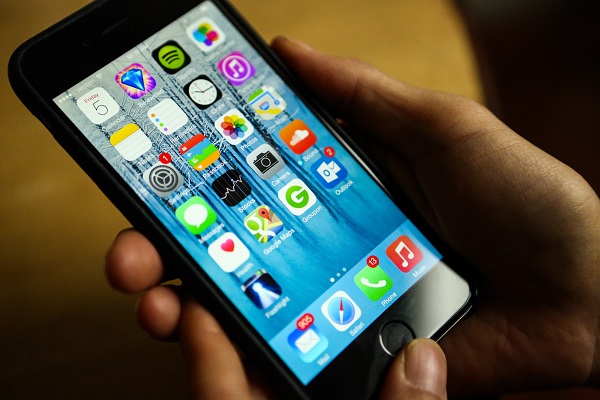 透過審視哪些 App 是不需要的,進一步刪除來減少無用 App 帶來的焦慮感(圖/彭博社)