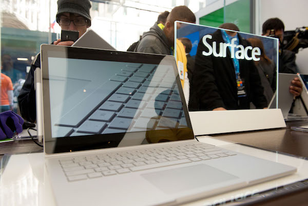 包括圖中的 Surface Book、Surface Pro 4 在內都存在電源管理與睡眠問題(圖片來源/彭博)