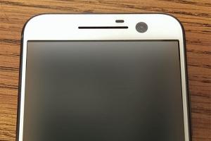 iPhone 既視感? HTC M10 白色款諜照曝光! iPhone 既視感? HTC M10 白色款諜照曝光!