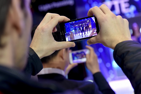今年 Samsung 和 LG 的手機產品,是 MWC 上最受關注的項目(圖/法新社)