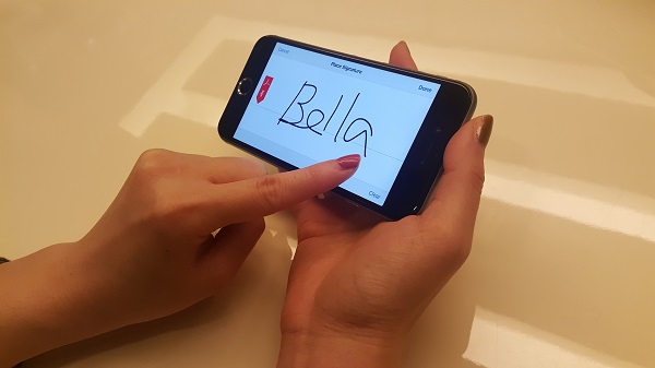 Adobe Fill & Sign DC 讓用戶可以透過手機快速填寫表單(圖/Adobe)