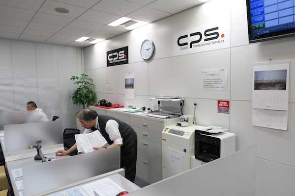 CPS 的收件櫃檯處有三個,一般收件處也差不多
