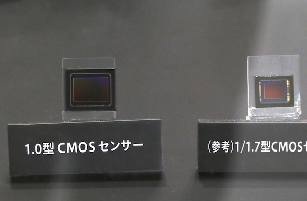 採用 1.0 吋大小的 CMOS 感光元件，可以跟右方舊型的 1.7 吋感光元件相比大小