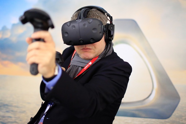 HTC Vive 的展示,讓 HTC 被認為在虛擬實境領域極具優勢(圖/彭博社)