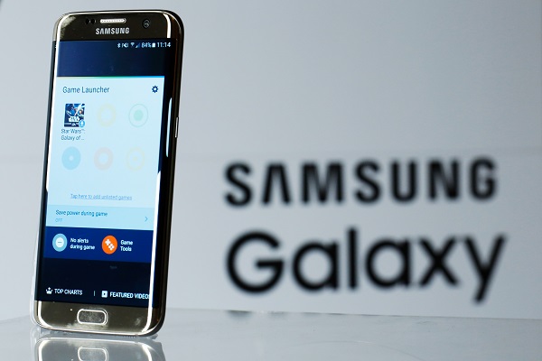 Samsung 傳出已經投資 3 億多美元,添購 OLED 生產設備以提高產能(圖/彭博社)