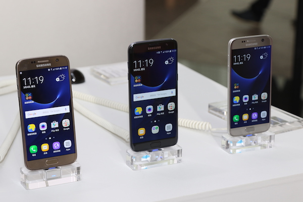 S7 (兩側)/ S7 Edge(中)雙旗艦將一併開賣,至於會採用何種處理器則尚未明朗