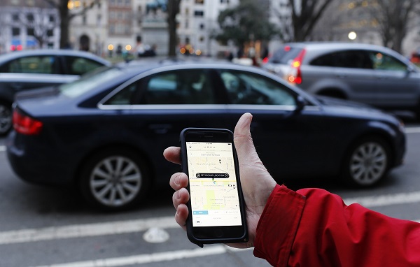 使用者只要透過 Facebook Messenger 就能直接叫 UBER(圖/法新社)