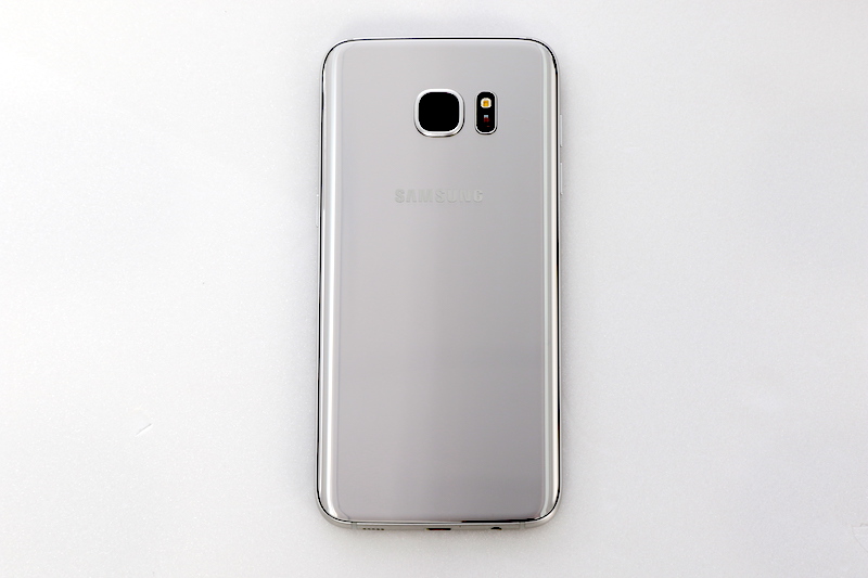 S7 Edge 機身背面,跟 S6 Edge  一樣採用康寧第四代大猩猩抗刮玻璃+增光片的設計