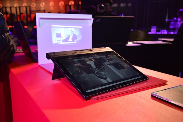 搭配投影機模組後,ThinkPad X1 Tablet 就能夠隨時投影電腦畫面(圖/記者譚偉晟拍攝)