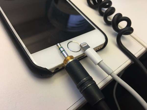 耳機孔設計,占用了 iPhone 內部的大量空間(圖/Matt Galligan)