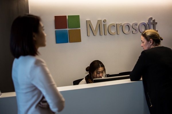Microsoft 仍在持續促使用戶升級系統至 Windows 10(圖/彭博社)