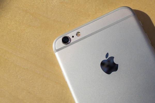 iPhone 6 推出時,機背上兩條粗粗的膠質天線設計令不少注重美感的消費者詬病(圖/彭博社)