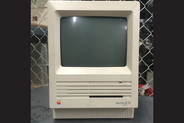 第一款掛「SE」的 Apple 產品其實是 1987 年推出的 Macintosh SE(翻攝自MACWORLD)