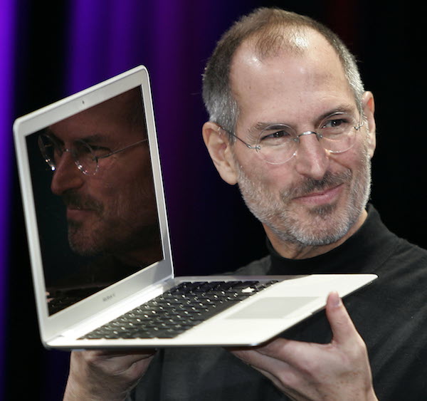 Jony Ive 很感謝當初 Steve Jobs 回歸蘋果,也造就了蘋果今天的成功 (圖片來源/法新)