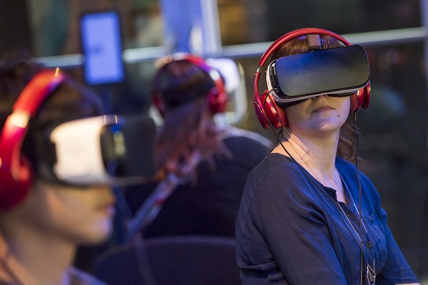 5G 行動網路被認為是 VR 虛擬實境的「殺手級」應用（圖／彭博社）