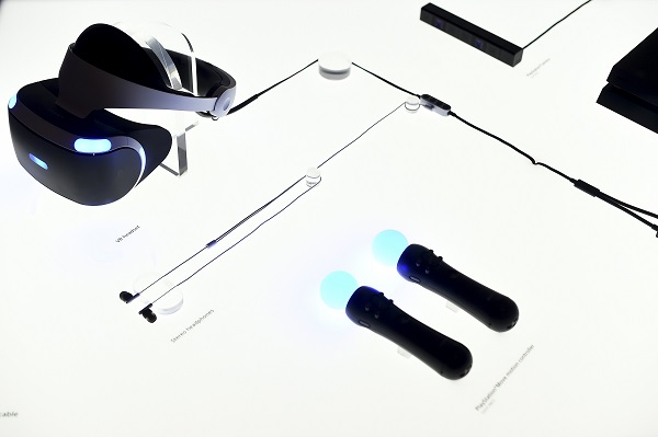 部分 Play Station VR 遊戲需搭配 PlayStation Move controllers 使用(圖/路透社)