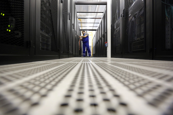 目前蘋果是採用租用外部雲端空間的解決方案,跟 Amazon AWS、微軟 Azure、Google Cloud Platform 等都有租用關係(圖片來源/彭博)