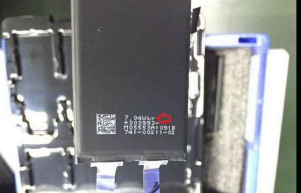iPhone 7 的諜照透露電池容量僅微幅增加(翻攝自PhoneArena)