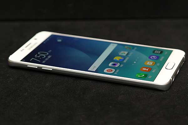圖為三星 Galaxy Note 5（記者陳宜豐攝）