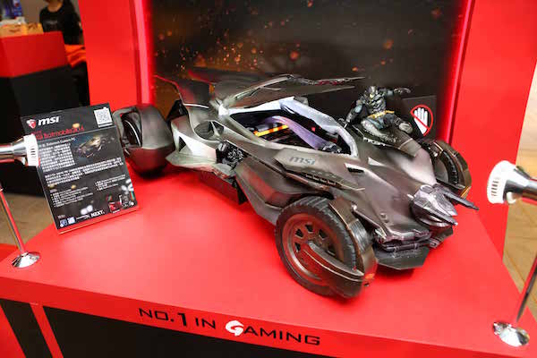 當英雄遇上 VR 實境!MSI 搭《蝙蝠俠對超人:正義曙光》展示 VR 虛擬實境與改裝機殼