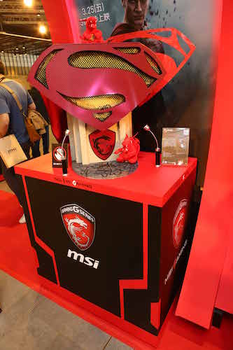 當英雄遇上 VR 實境!MSI 搭《蝙蝠俠對超人:正義曙光》展示 VR 虛擬實境與改裝機殼
