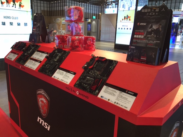 當英雄遇上 VR 實境!MSI 搭《蝙蝠俠對超人:正義曙光》展示 VR 虛擬實境與改裝機殼