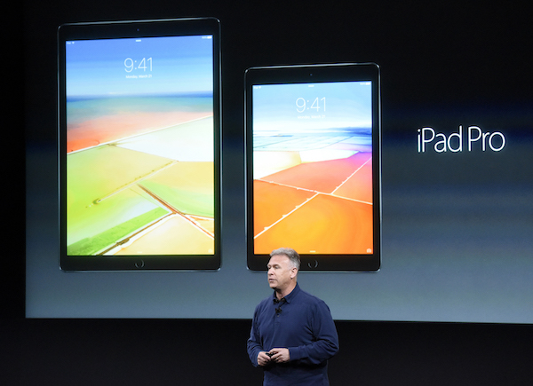 相較於 iPhone SE，9.7 吋的 iPad Pro 還比較有看頭！（圖片來源／彭博）