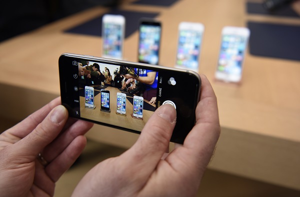 iPhone SE 沿用了 iPhone 5s 的設計元素(圖/彭博社)