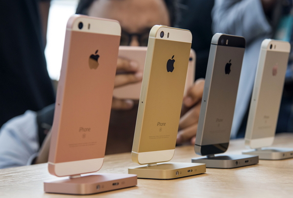 Apple 新手機 iPhone SE(彭博社)