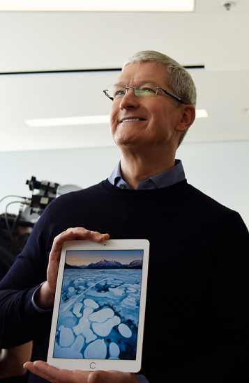 Apple 現任執行長 Tim Cook 展示新發表的 9.7 吋的小螢幕 iPad Pro(彭博社)