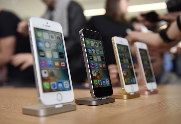 iPhone SE 指紋辨識模組是舊的版本,辨識速度不如 iPhone 6s(圖/彭博社)