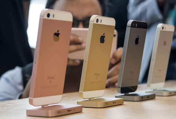 iPhone SE 這次剛好殺入 Android 手機最競爭的價格帶(圖片來源/彭博)