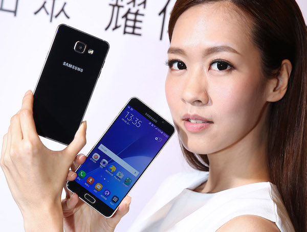 iPhone SE 要面對如圖中 Samsung Galaxy A7 這類 Android  中階主力機種