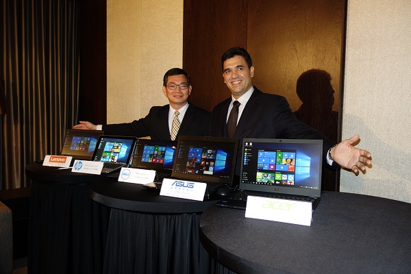Microsoft 全球 OEM 業務副總 Alvaro Celis（圖右）與 Microsoft 台灣消費通路總經理吳勝雄（圖左）共同推廣 Windows 10 裝置（圖／記者譚偉晟拍攝）