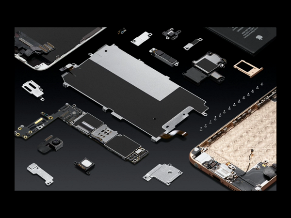 Liam 可以將手機各個零件細緻的拆解且分類(圖/Apple)