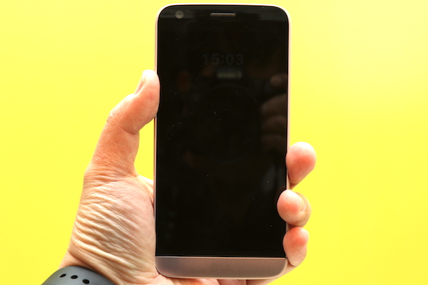 G5 的 AlwaysOn 螢幕預設亮度較暗，不過可以在設定中調整亮度