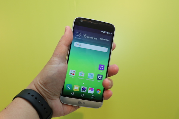 機身採用圓潤的設計，跟以往的 G 系列又呈現不同的風格