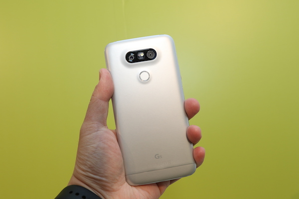 仍保有機身背後正面的 Rear Key 按鍵，但這次 G5 在機身側面也有設計實體按鍵。