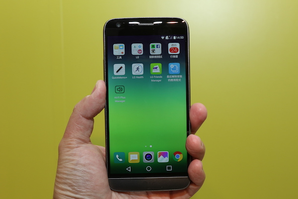 螢幕尺寸為 5.3 吋 2.5K 解析度的設計，畫素密度相當高