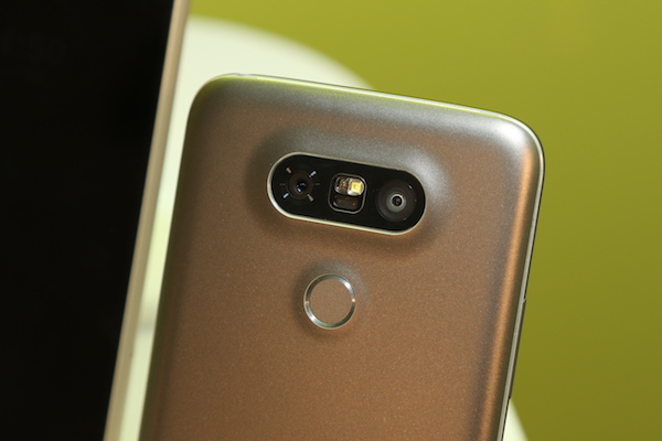 這次 G5 在機身背後主相機部分採用廣角、一般雙相機的設計