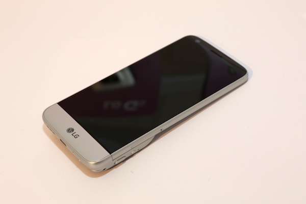 裝上 CamPlus 專業相機模組的 G5 正面