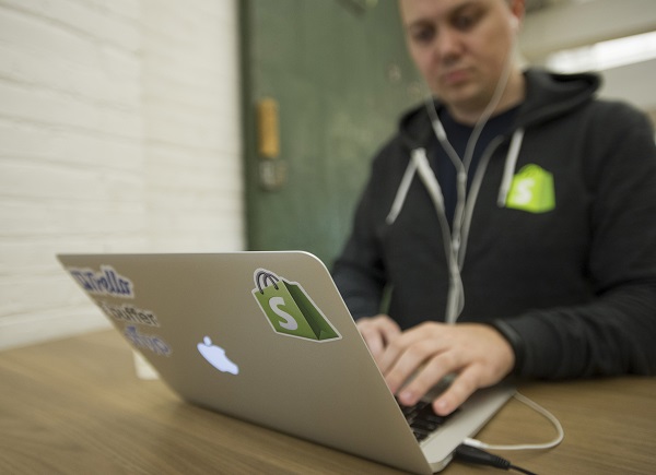 iPhone 可以和 Mac 電腦有效搭配使用（圖／彭博社）