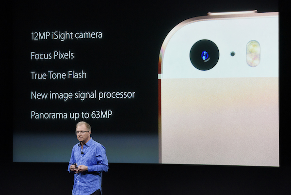 這次 iPhone SE 在相機鏡頭上也採用跟 iPhone 6s 一樣的規格(圖片來源/彭博)