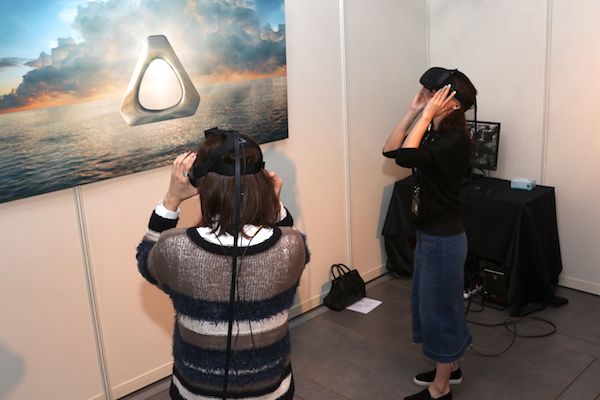 可同時允許多組 Vive 裝置在同一空間內運作