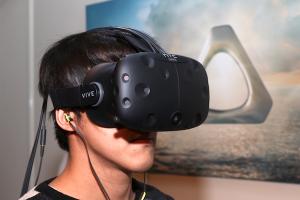 [影音]VR 大家一起來！HTC 推出 Vive  多人同室體驗模式