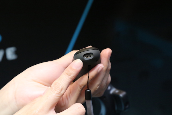 底部的 MicroUSB 連接埠以及吊繩孔